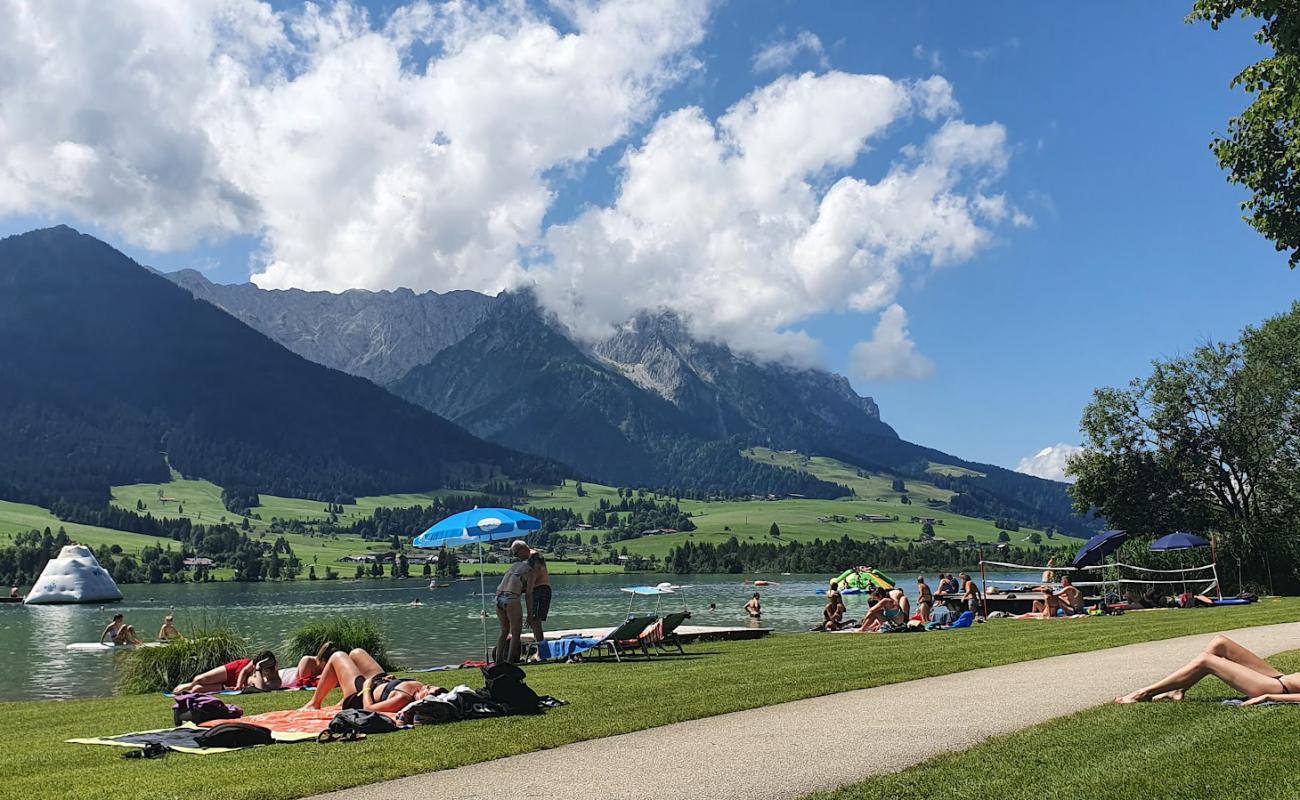 Photo de Promenade Walchsee Badestelle avec herbe de surface