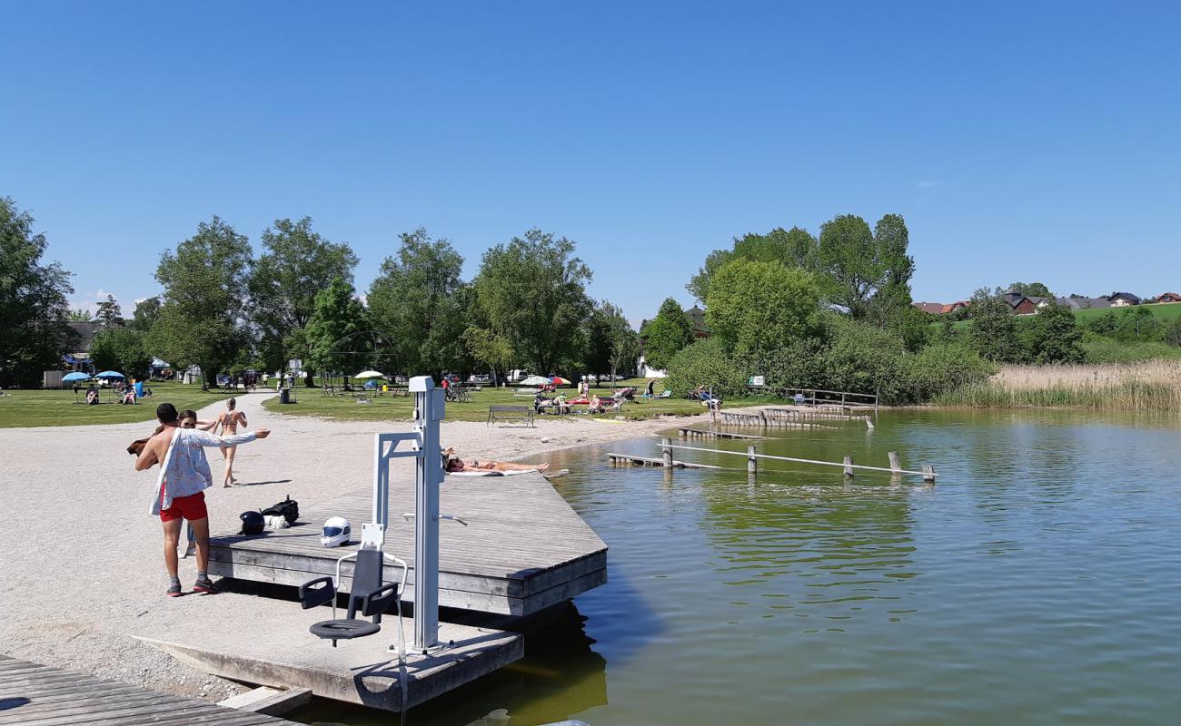 Photo de Strandbad Seekirchen avec herbe de surface