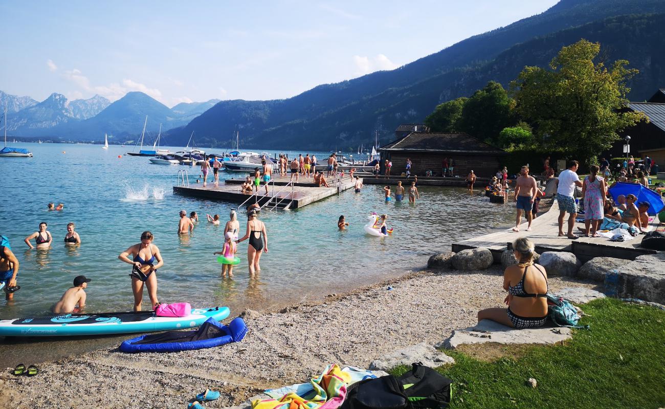 Photo de Strandbad Sankt Gilgen avec caillou fin clair de surface