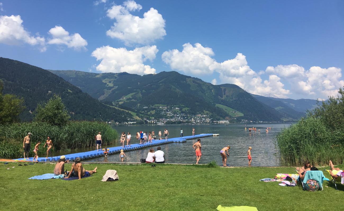 Photo de Strandbad Erlberg avec herbe de surface