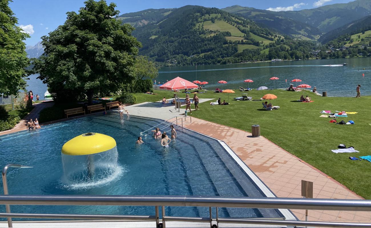 Photo de Strandbad Zell am See avec herbe de surface