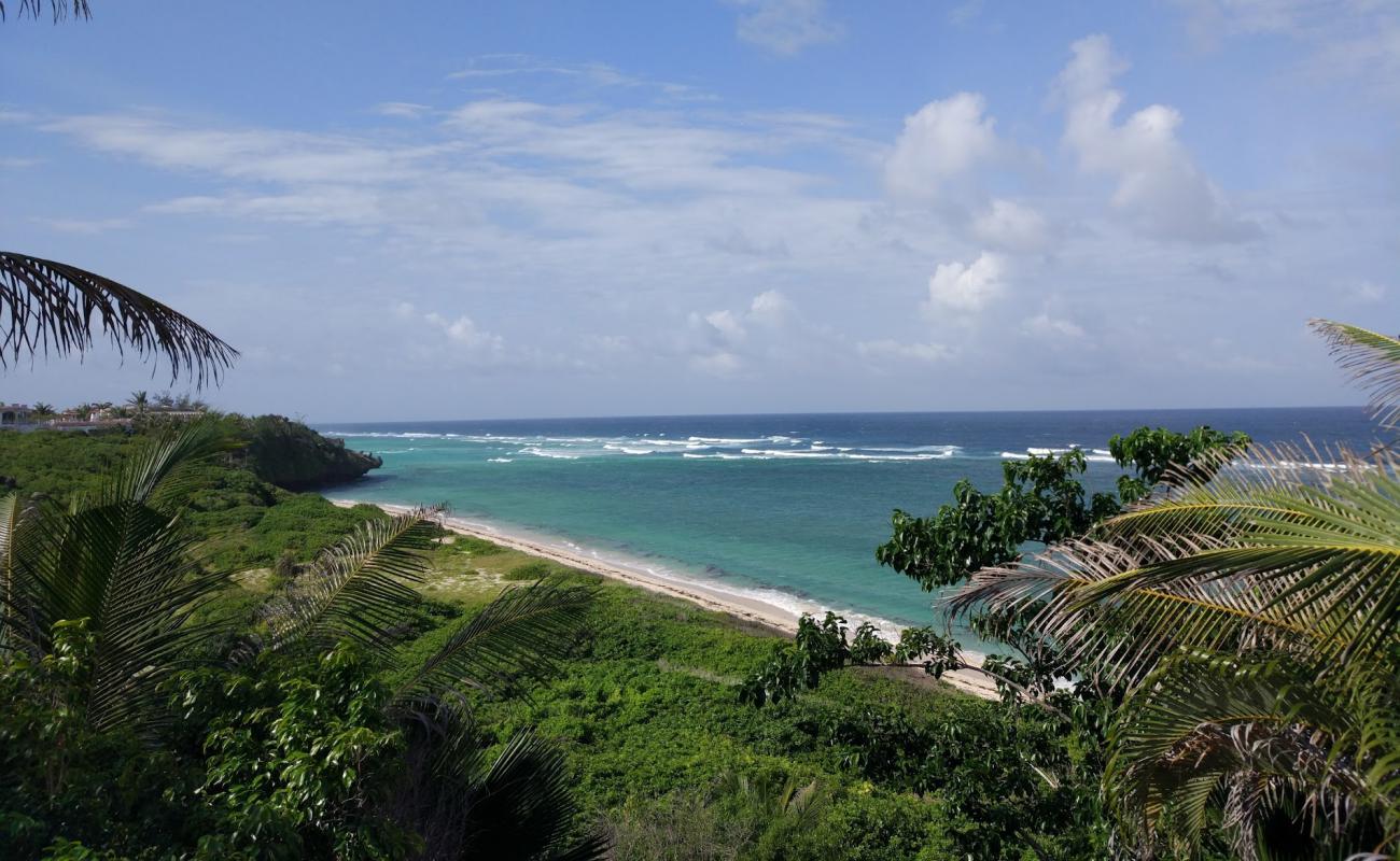 Photo de Vipingo Beach II avec sable blanc de surface