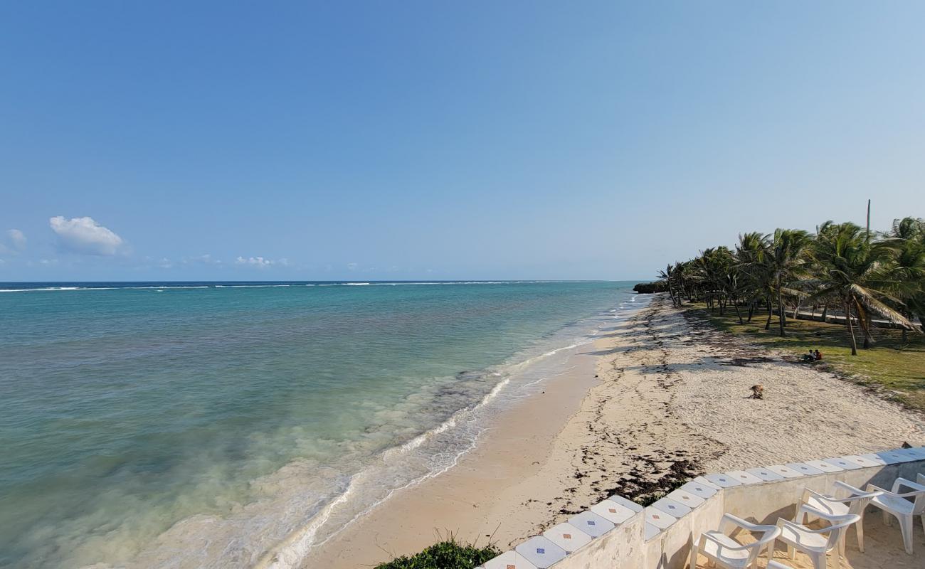 Photo de Kikambala beach avec sable fin blanc de surface