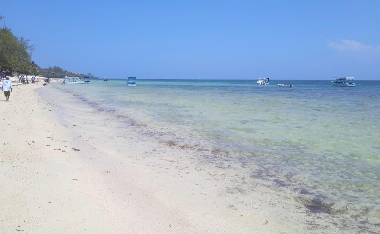 Photo de Shanzu Beach avec sable fin et lumineux de surface