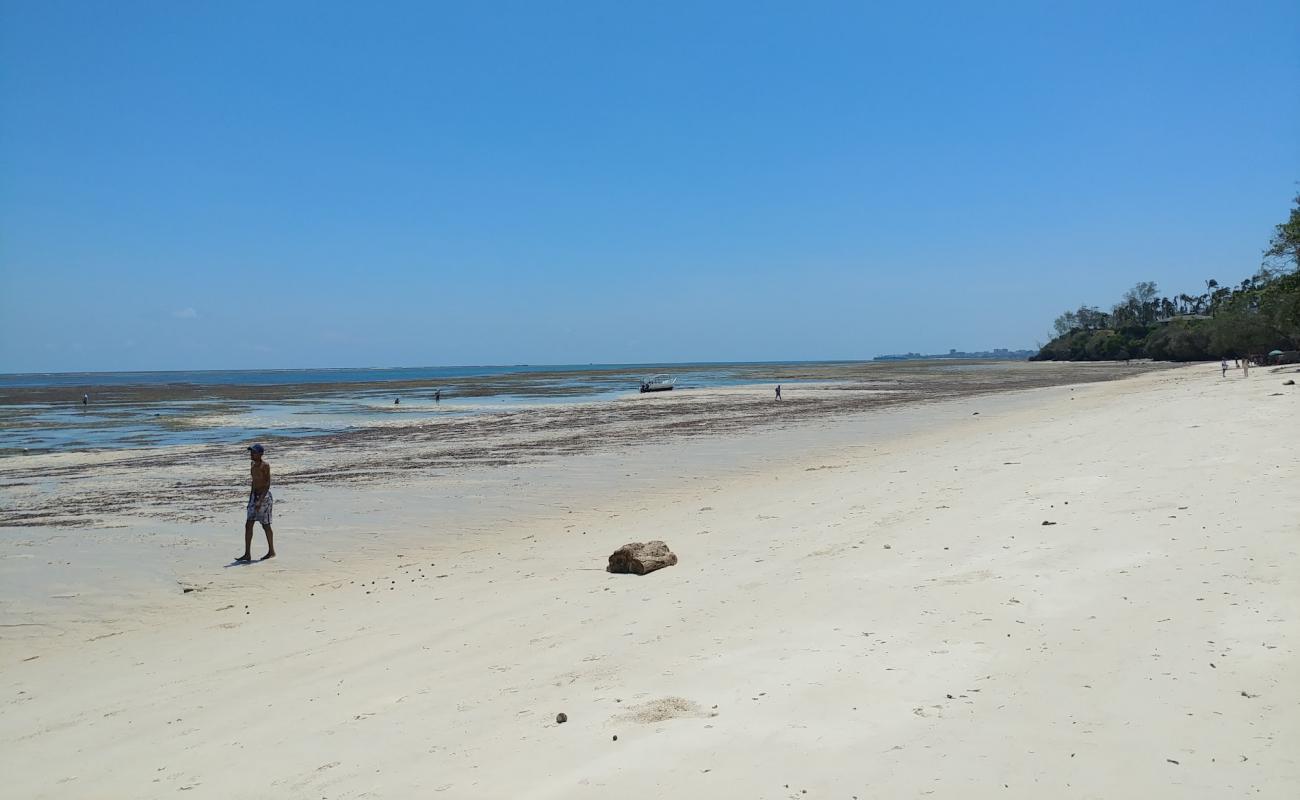 Photo de Jomo Kenyatta Beach avec sable fin blanc de surface