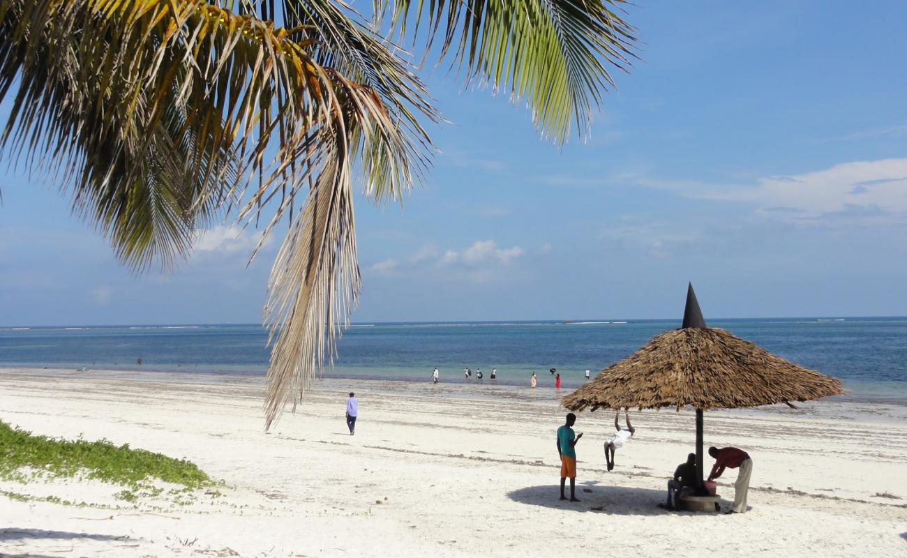 Photo de Nyali Beach avec sable fin et lumineux de surface