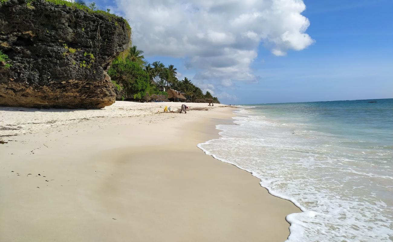 Photo de Plage de Diani avec sable fin blanc de surface