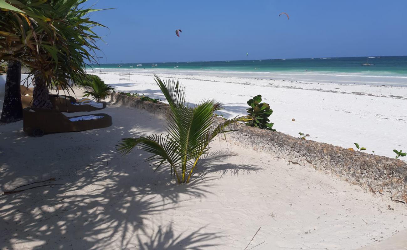 Photo de Galu Beach avec sable lumineux de surface