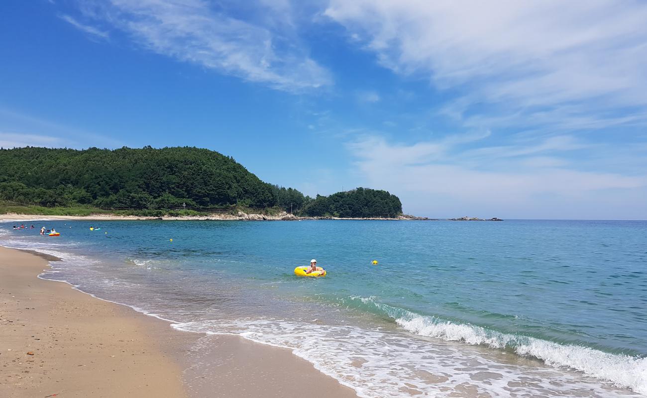 Photo de Myeongpa Beach avec sable lumineux de surface