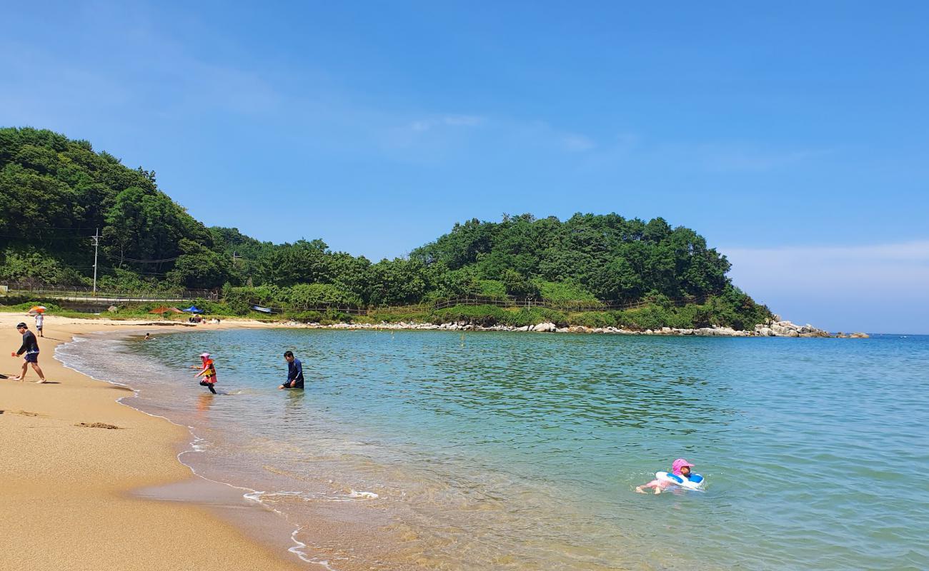 Photo de Machajin Beach avec sable lumineux de surface