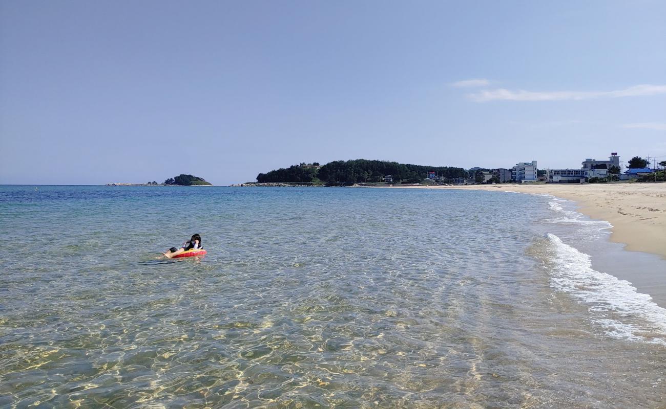 Photo de Chodo Beach avec sable lumineux de surface