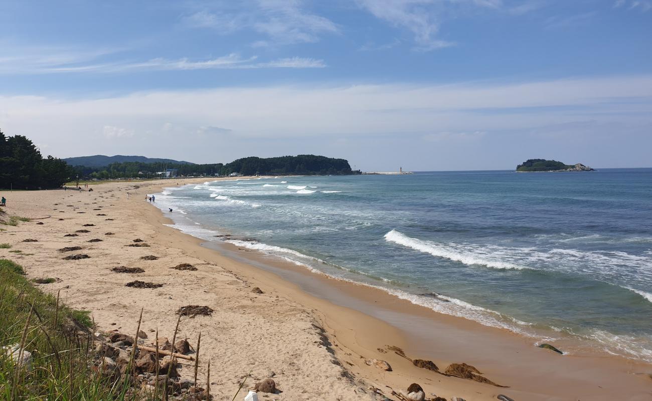 Photo de Hwajinpo Beach avec sable beige de surface