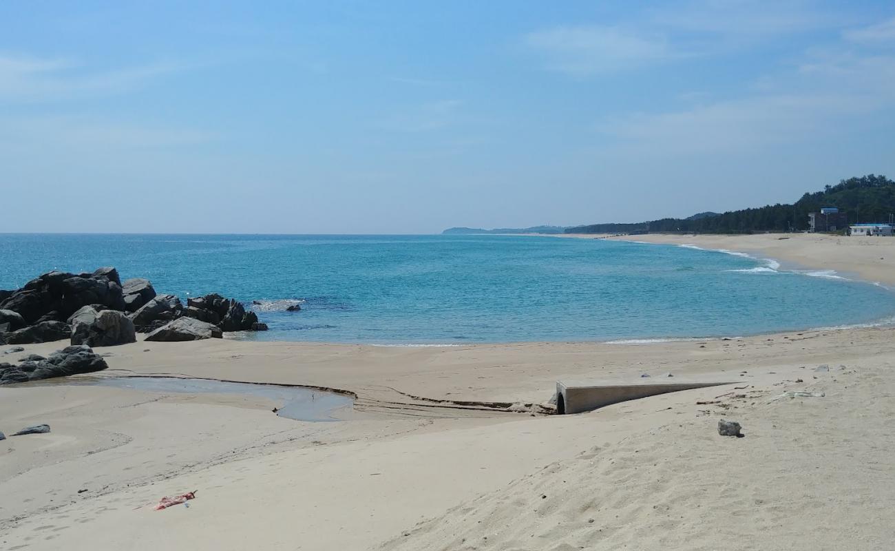 Photo de Porphyry Beach avec sable lumineux de surface