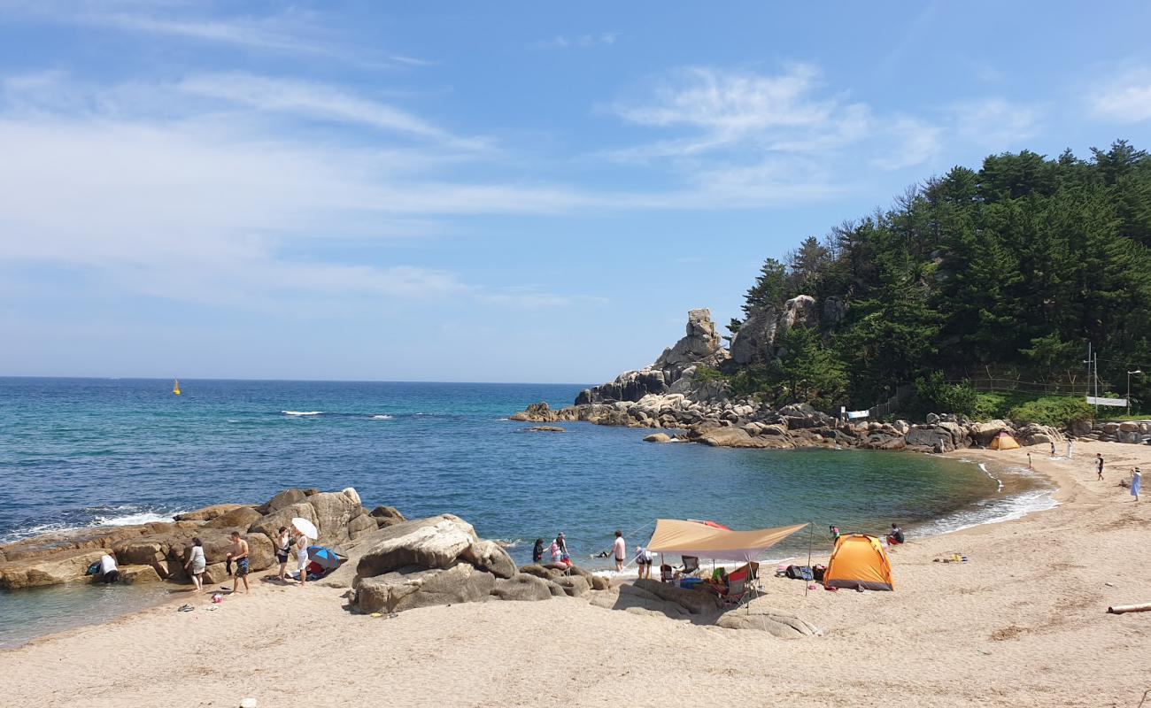 Photo de Ghazin Beach avec sable beige de surface