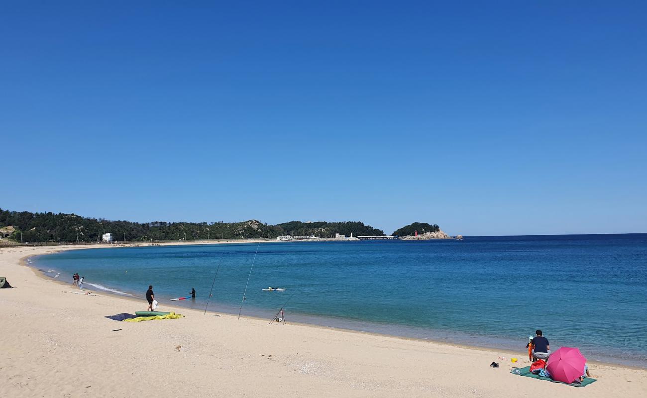 Photo de Gonghyeonjin Beach avec sable lumineux de surface