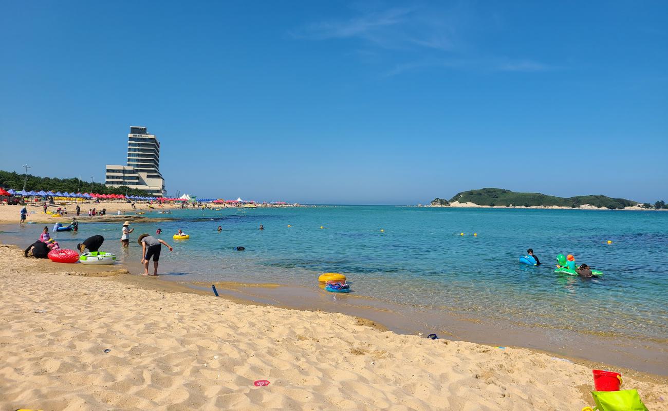 Photo de Songjiho Beach avec sable beige de surface