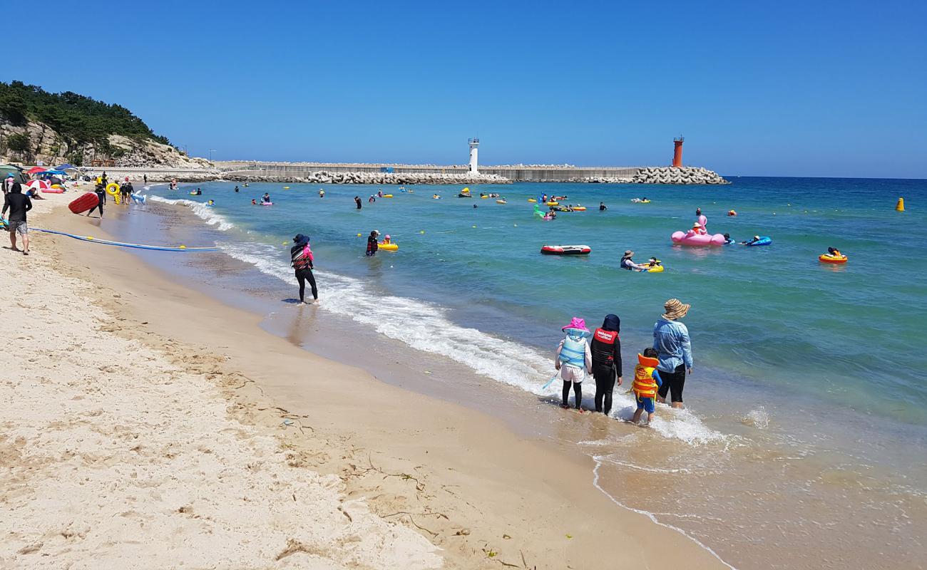 Photo de Baekdo Beach avec sable lumineux de surface