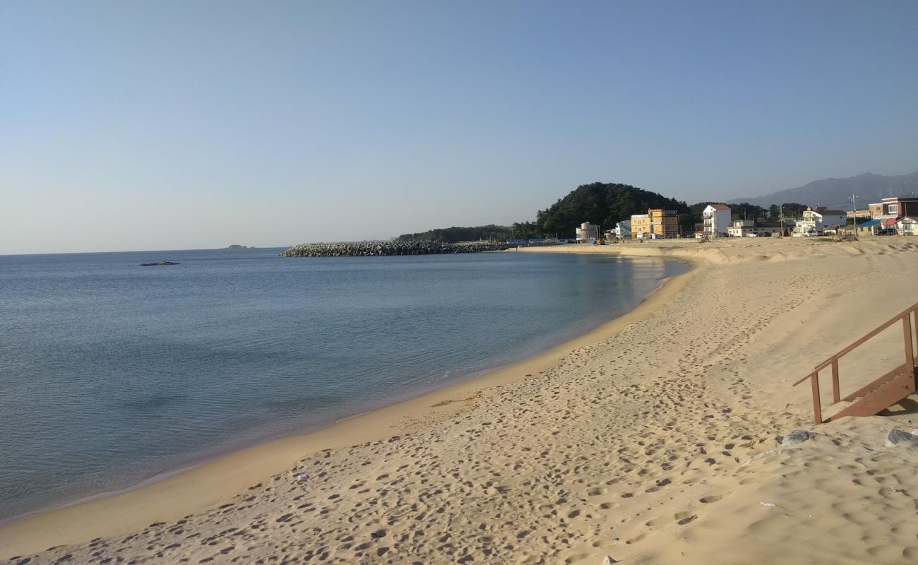 Photo de Gyoam Beach avec sable lumineux de surface