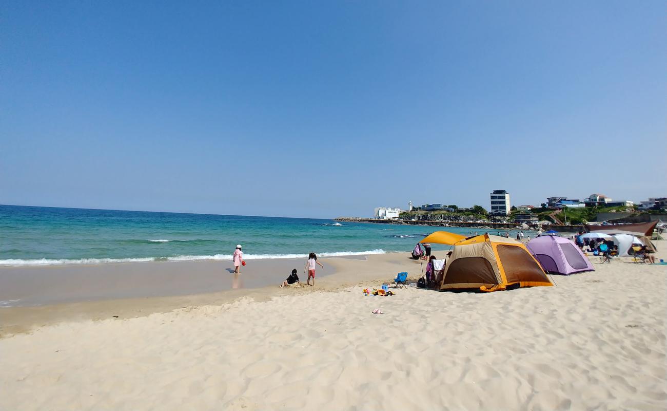 Photo de Ayajin Beach avec sable lumineux de surface