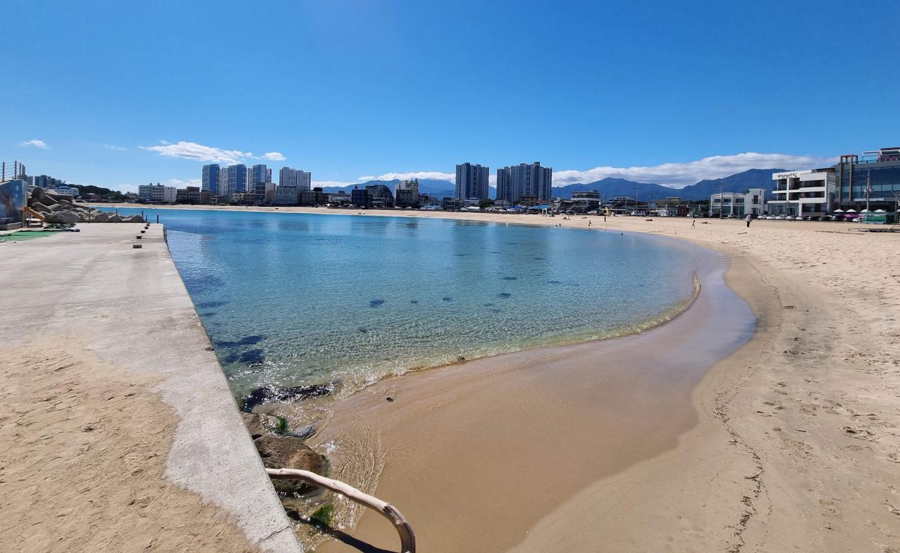 Photo de Tianjin Beach avec sable lumineux de surface