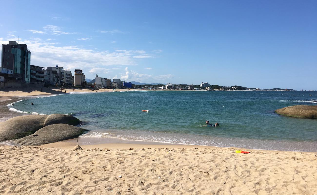 Photo de Bongpo Beach avec sable lumineux de surface