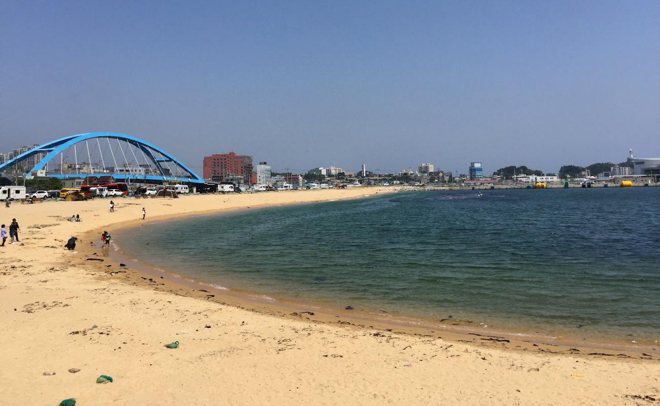 Photo de Cheongho Beach avec sable beige de surface
