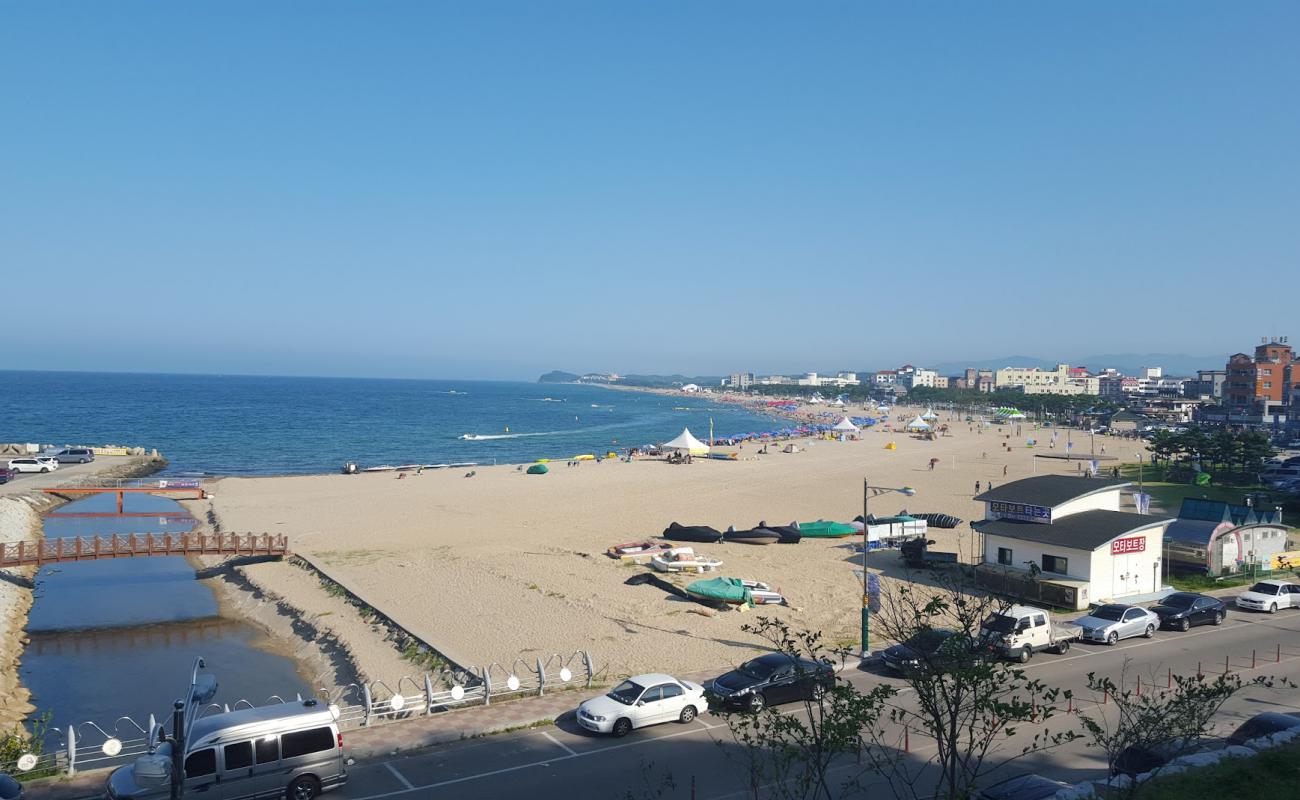 Photo de Seorak Beach avec sable lumineux de surface