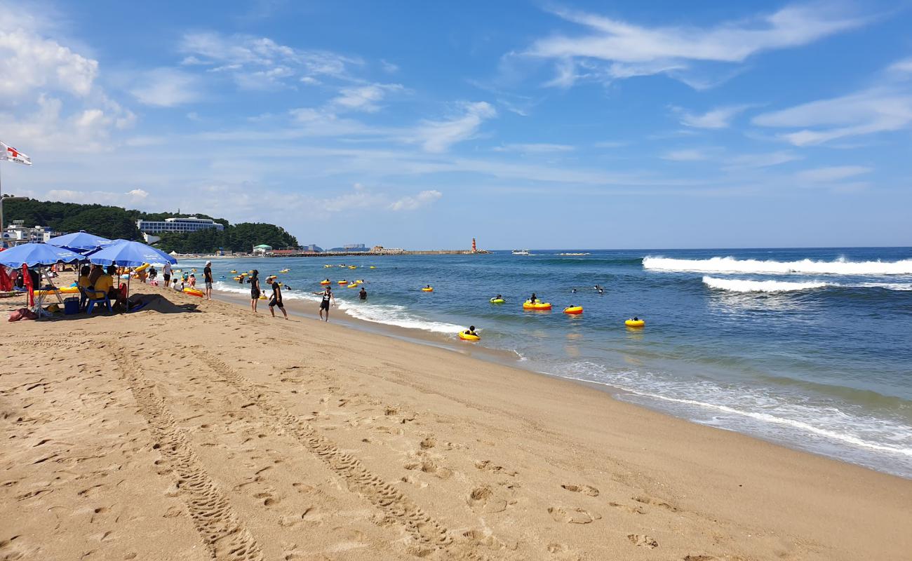 Photo de Naksan Beach avec sable beige de surface