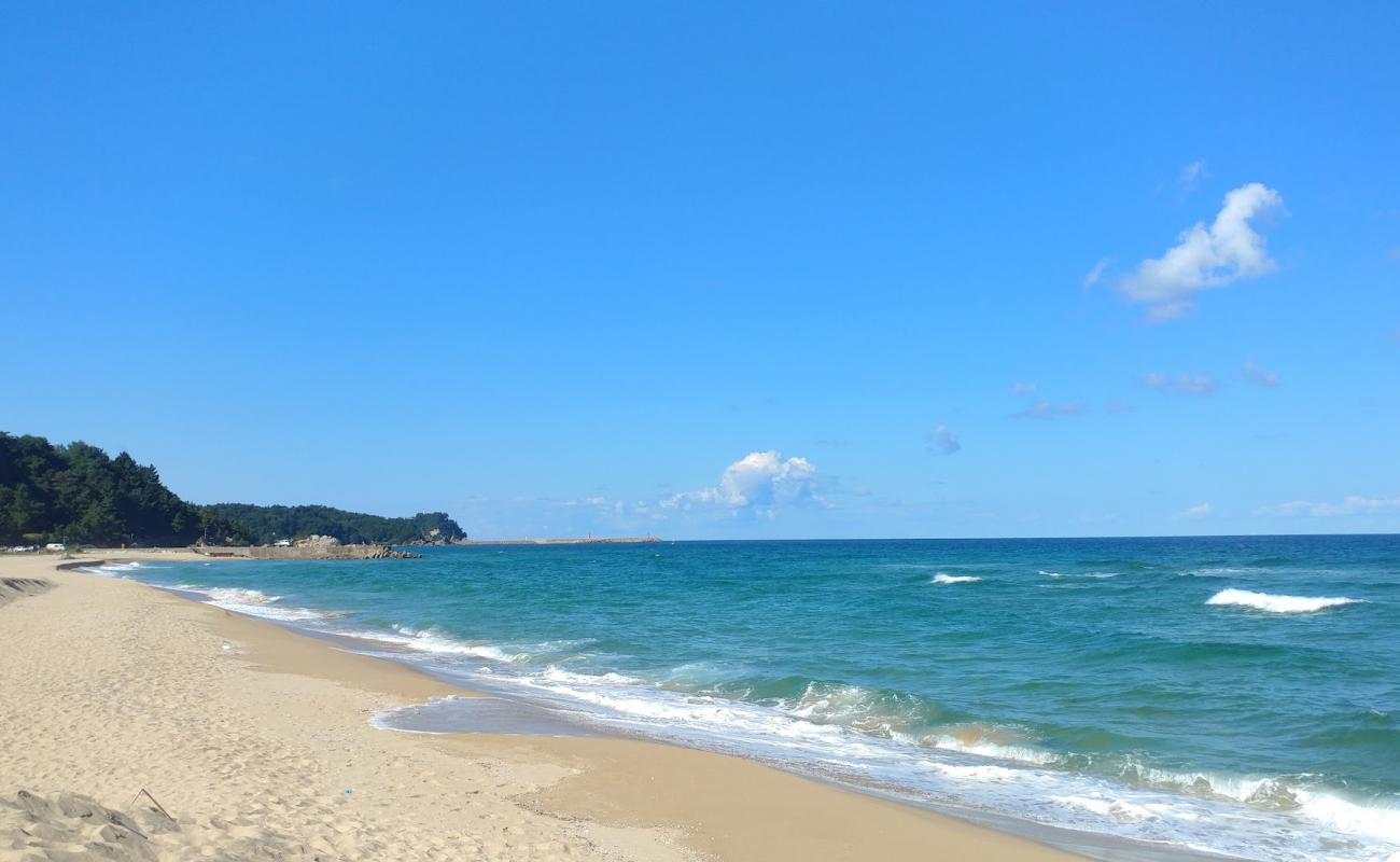 Photo de Dongho Beach avec sable lumineux de surface