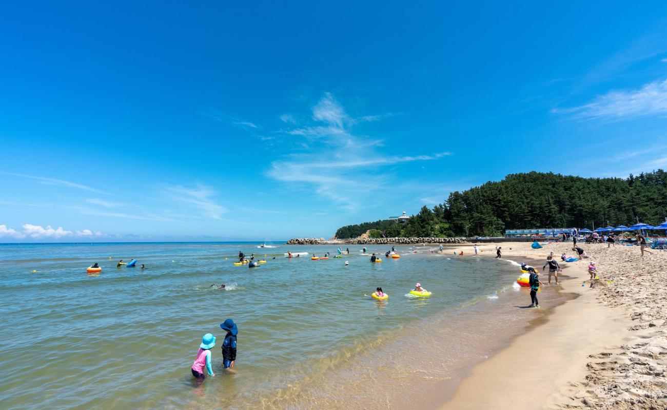 Photo de Hajodae Beach avec sable lumineux de surface