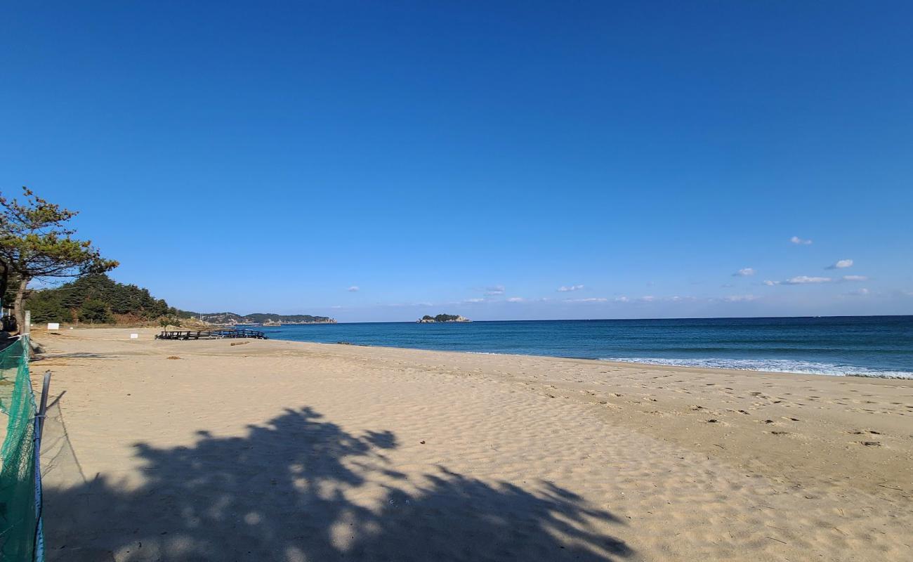 Photo de Jangyo Beach avec sable beige de surface
