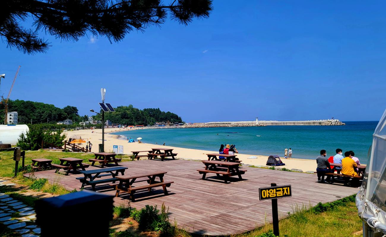 Photo de Jukdo Beach avec sable lumineux de surface