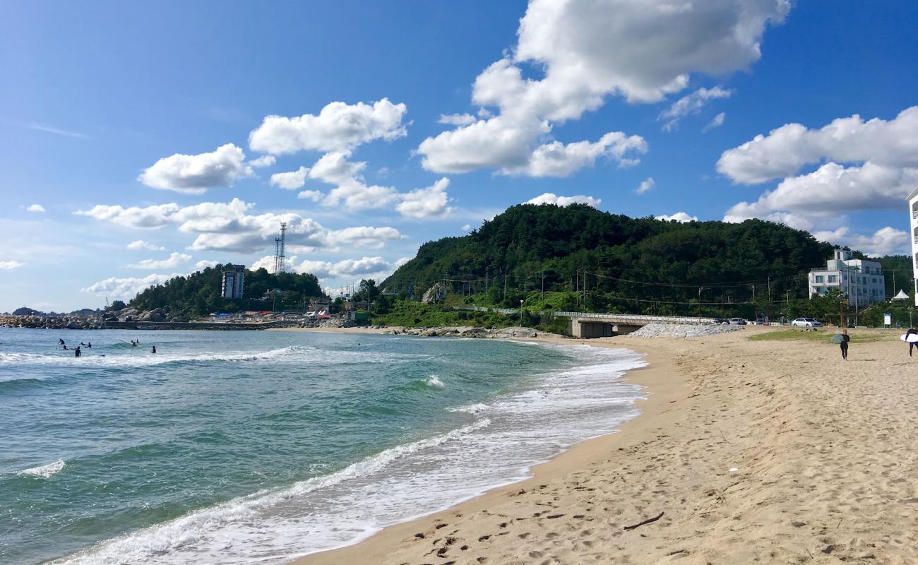 Photo de Ingu Beach avec sable beige de surface