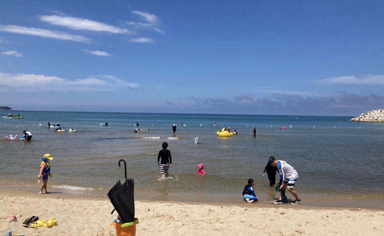 Photo de Namae Beach avec sable beige de surface