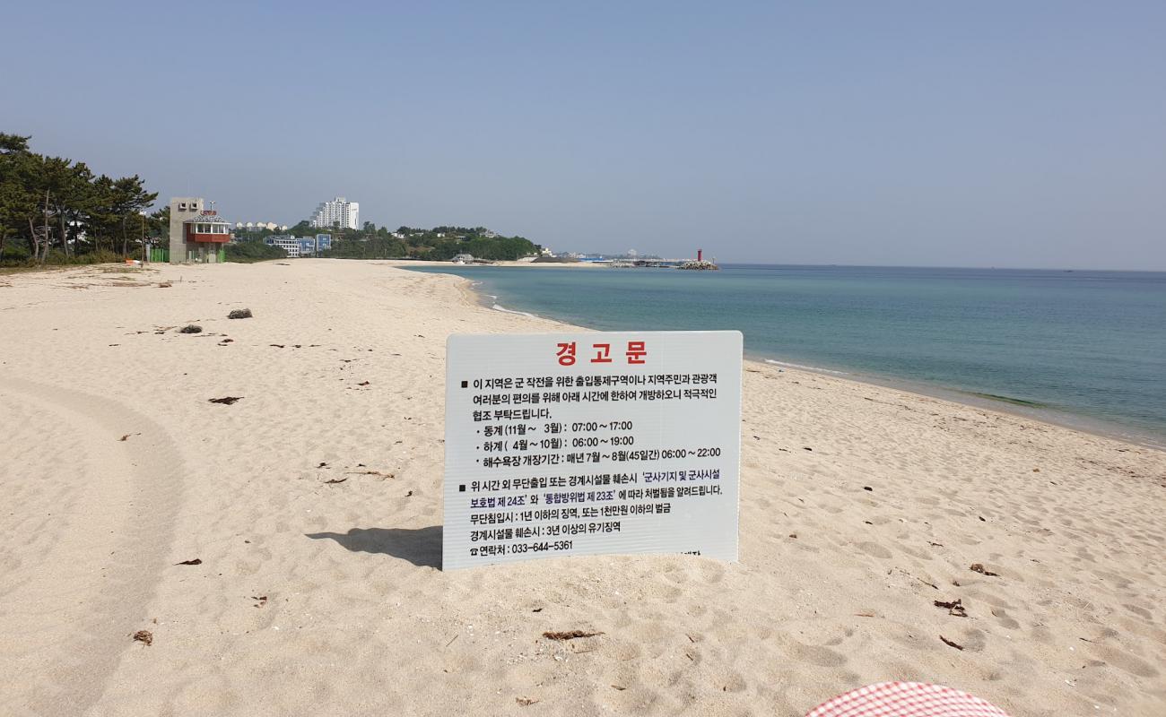 Photo de Yeongok Beach avec sable beige de surface