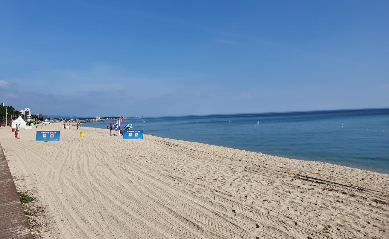 Photo de Gyeongpo Beach avec sable beige de surface
