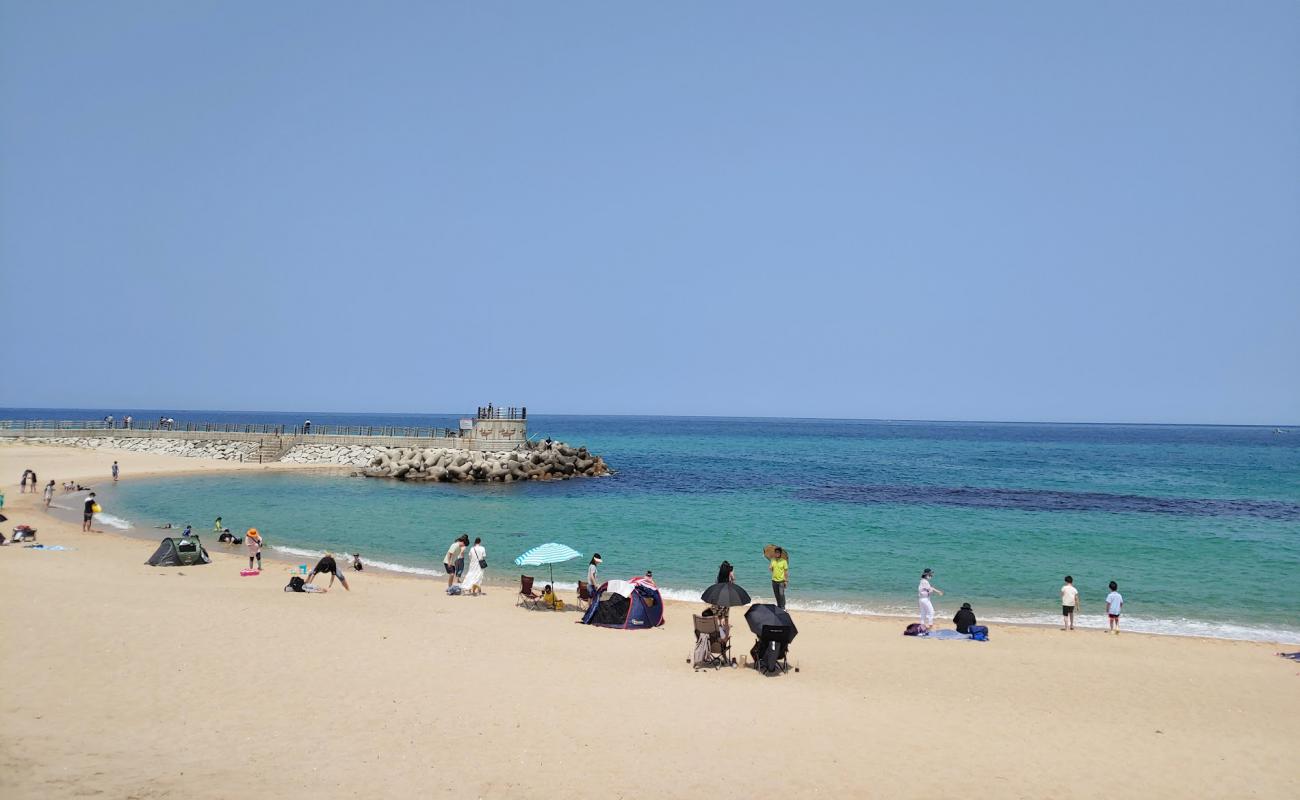 Photo de Gangmun Beach avec sable lumineux de surface