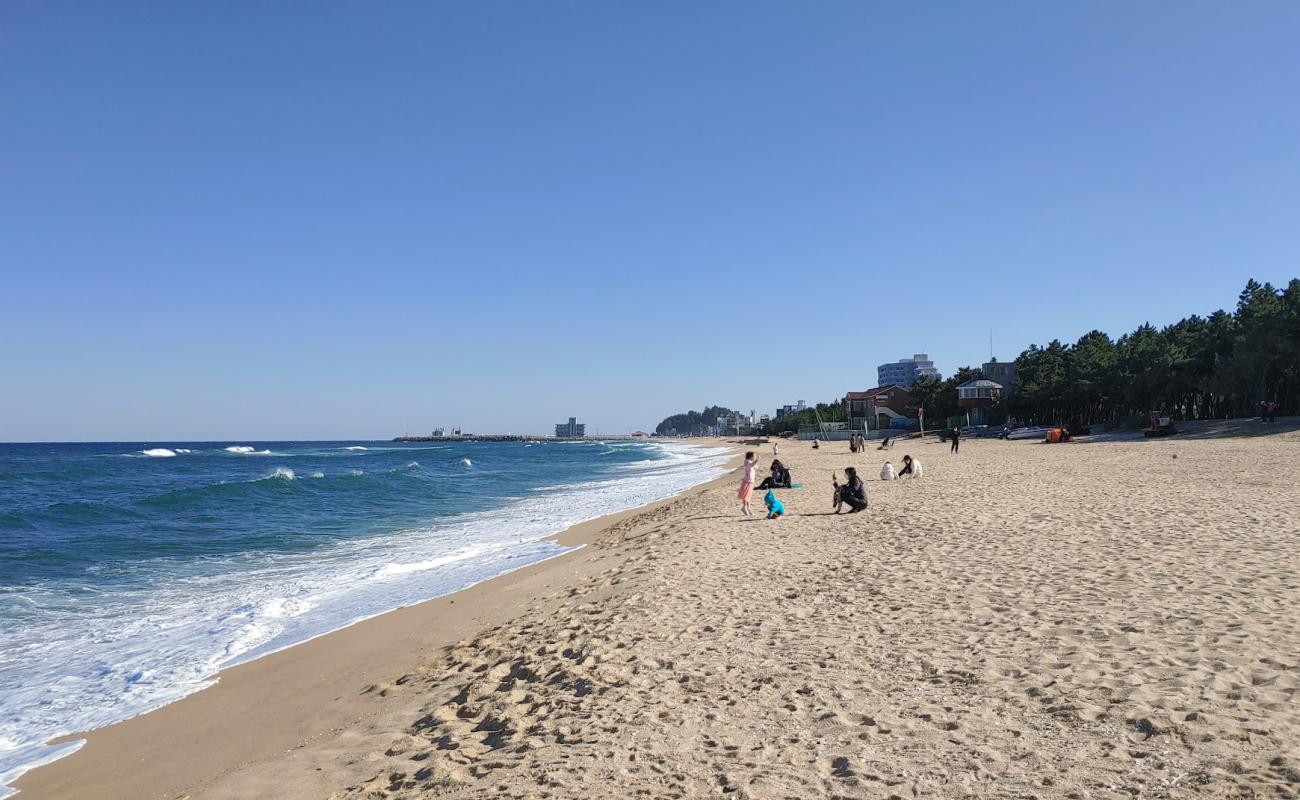Photo de Songjeong Beach avec sable beige de surface