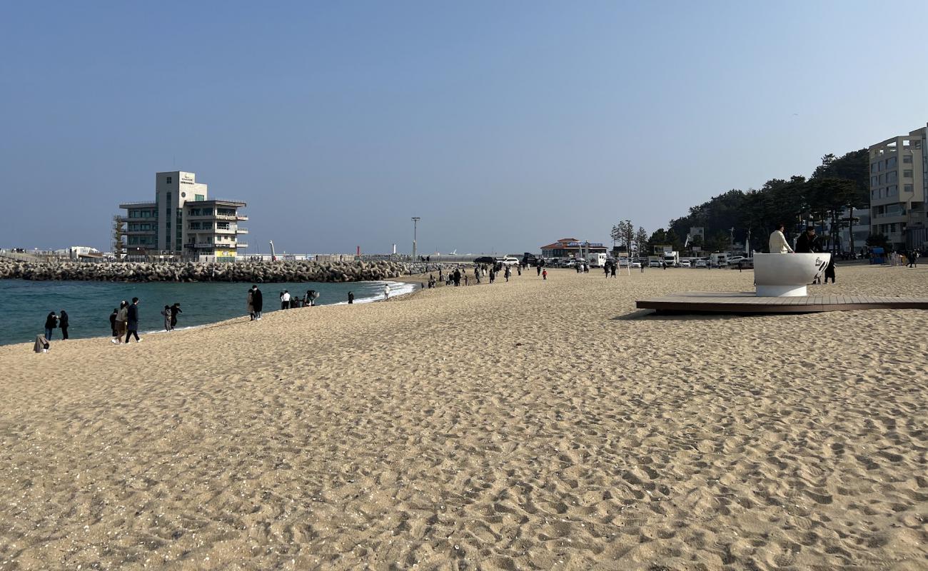 Photo de Anmok Beach avec sable lumineux de surface