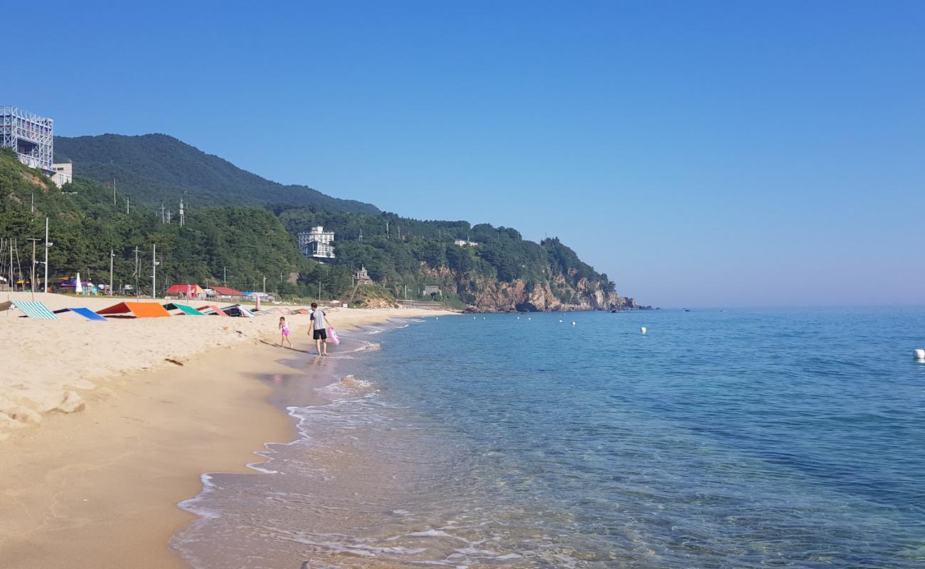 Photo de Deungmyeong Beach avec sable lumineux de surface