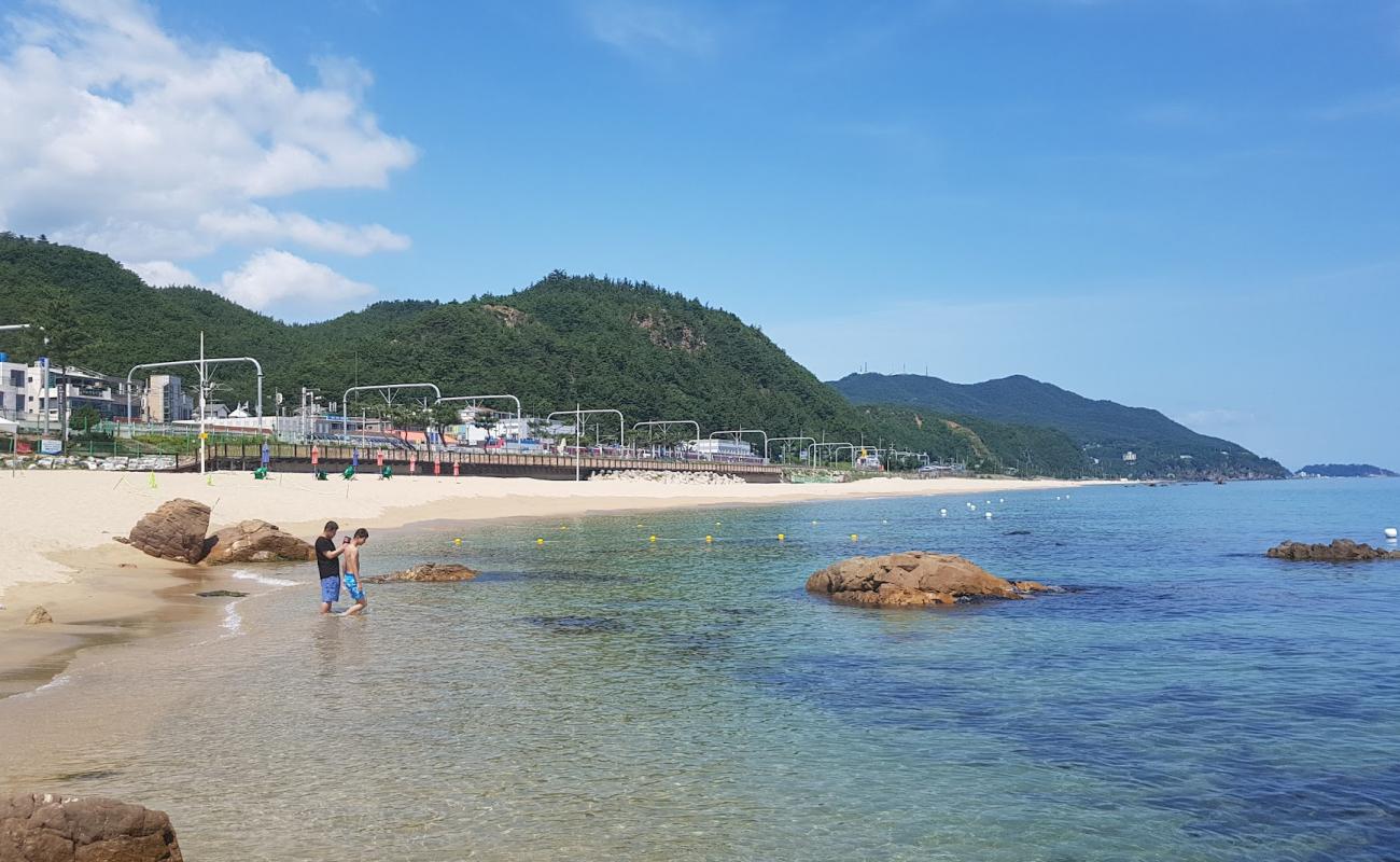 Photo de Jeongdongjin Beach avec sable beige de surface
