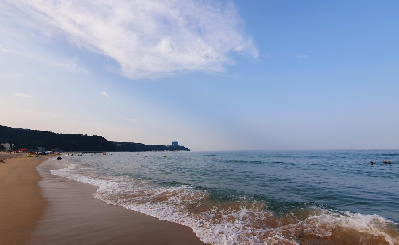 Photo de Banhun Beach avec sable lumineux de surface