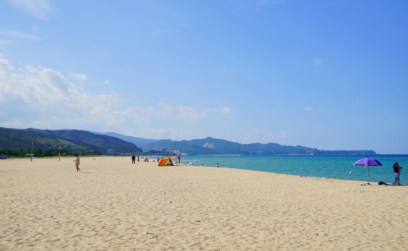 Photo de Mangsang Beach avec sable beige de surface