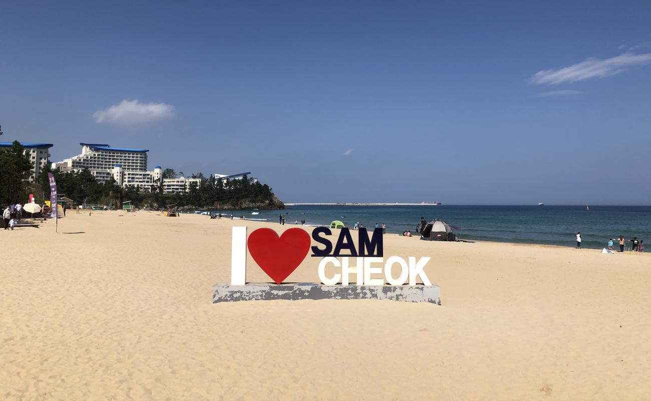 Photo de Samcheok Beach avec sable beige de surface