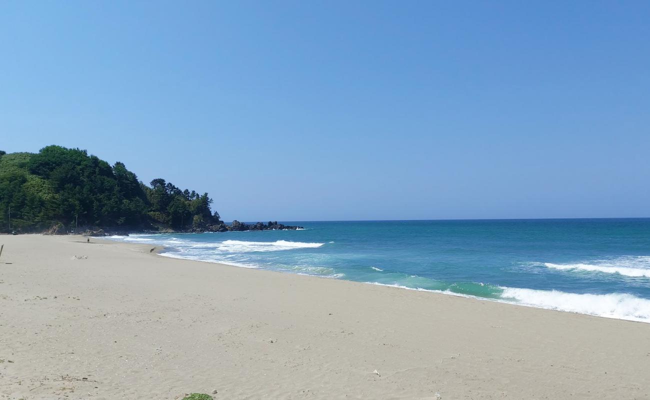 Photo de Deoksan Beach avec sable beige de surface