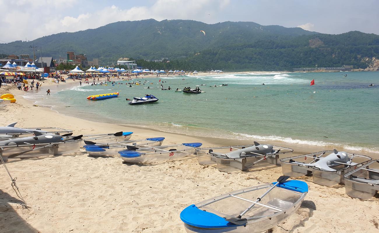 Photo de Yonghwa Beach avec sable lumineux de surface