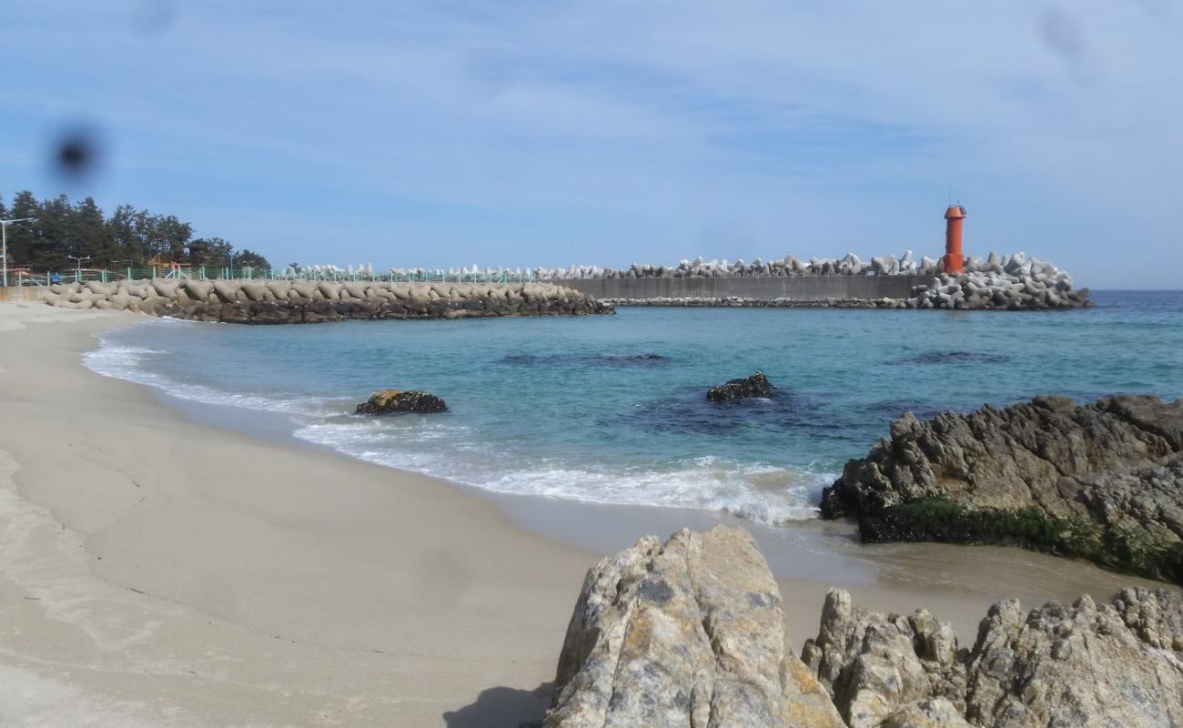 Photo de Shinnam Beach avec sable lumineux de surface