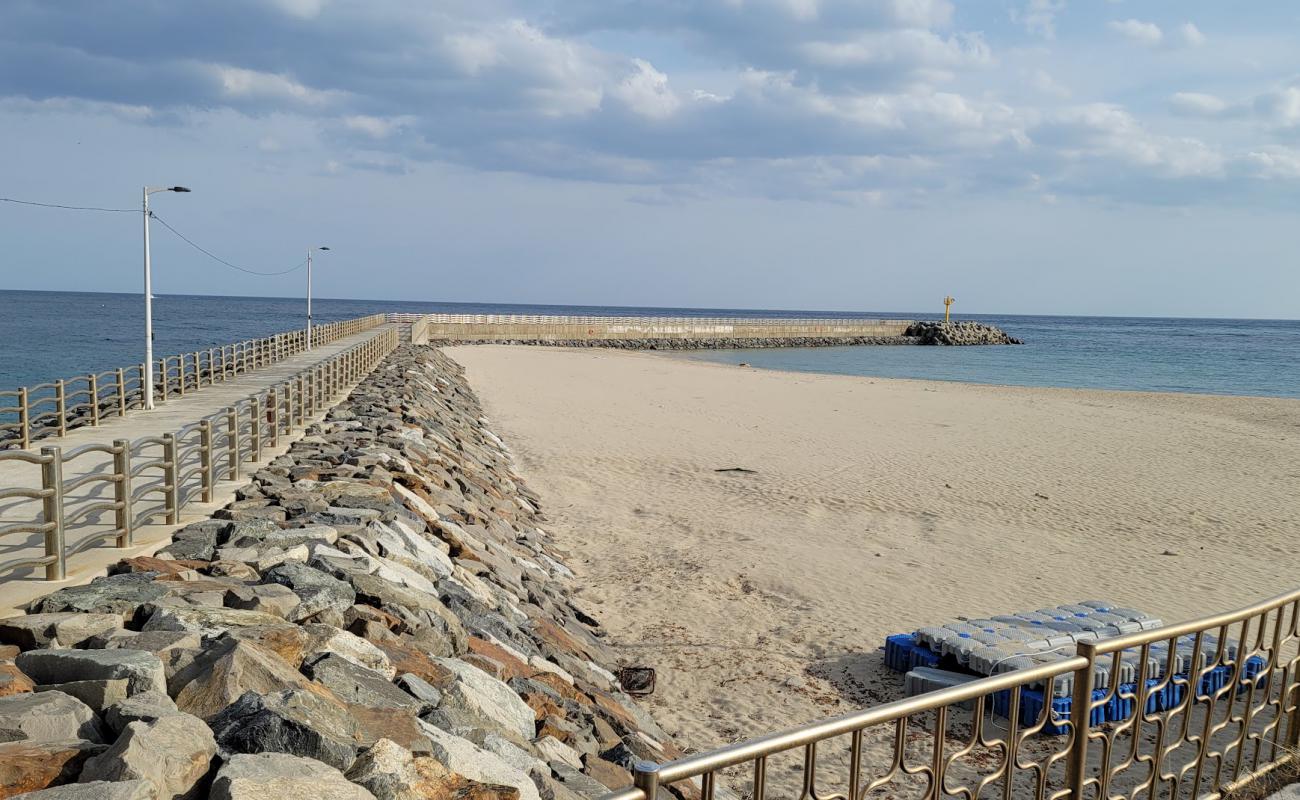 Photo de Pongpyeong Beach avec sable lumineux de surface