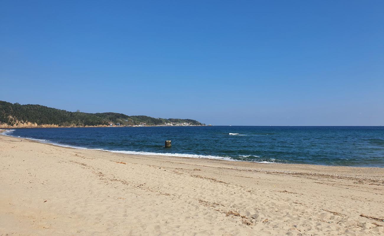 Photo de Uljinitis Jeon Beach avec sable lumineux de surface