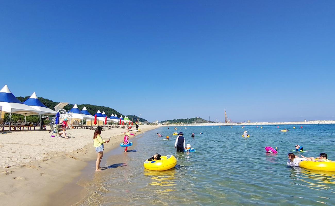 Photo de Hupo Beach avec sable beige de surface